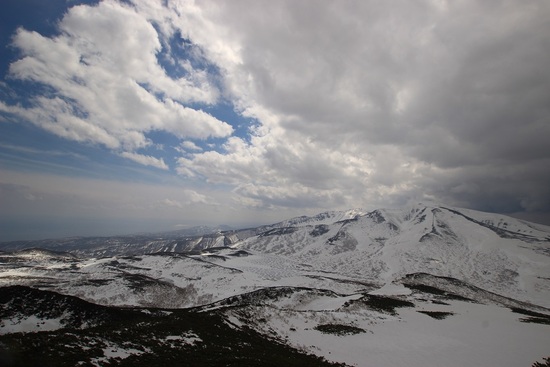 羅臼岳を天頂山から一望する（2017年4月撮影）