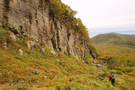 高さ10ｍを越える岩壁が立ち並ぶ屏風岩も紅葉に包まれ初めていた。（2018年9月撮影）