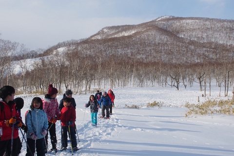 途中にある凍り付いた四ツ倉沼。雪が堆積し周辺も開けているため、遊び場として最適。（2019年2月撮影）