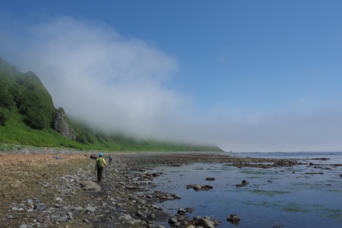 潮が引いた知床岬へ続く広い海岸を青空の下歩んでい行く（2019年6月撮影）