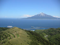 写真：利尻礼文サロベツ国立公園 礼文島から利尻富士を望む