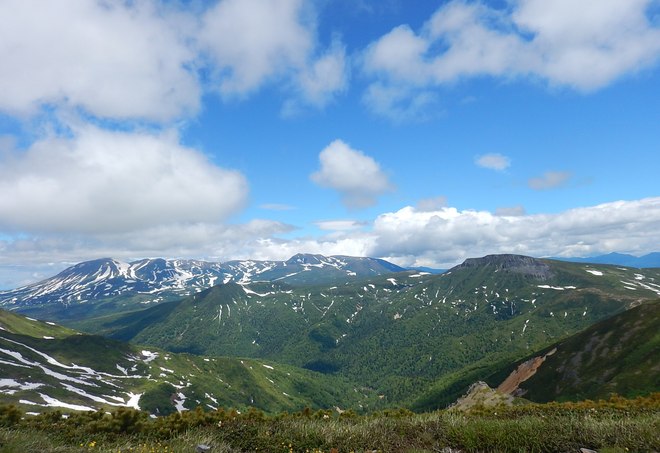 写真：化雲岳の山頂から旭岳～高根ヶ原を望む