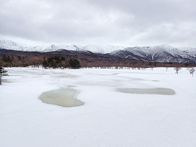 雪に埋もれた一湖