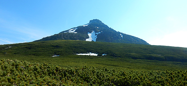 羅臼平から見た羅臼岳山頂