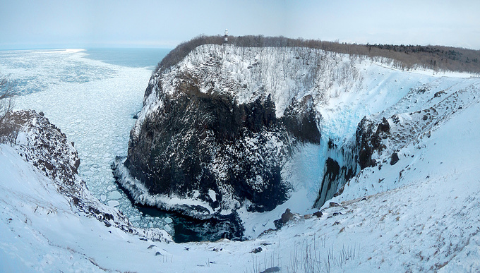 断崖の上から、凍結したフレペの滝と流氷を望む
