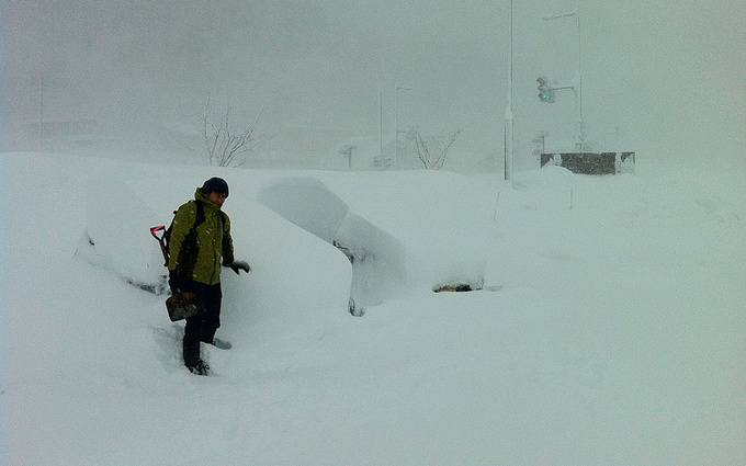 雪に埋まった車両を掘り出す