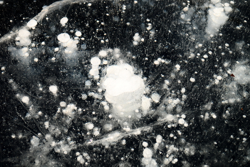 ひょうたん沼凍結湖面にて何層にも連なったアイスバブル