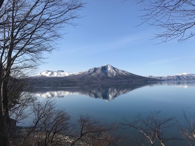 支笏湖に映る樽前山と風不死岳