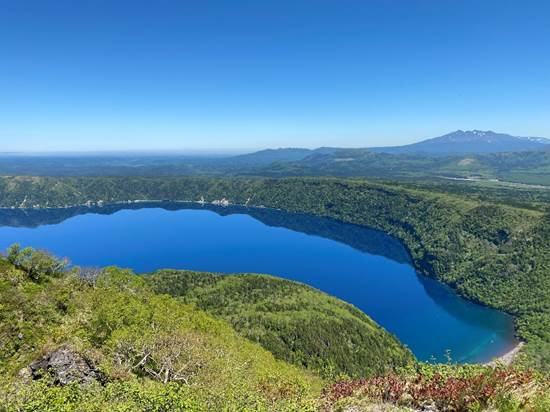 山と湖の風景

自動的に生成された説明