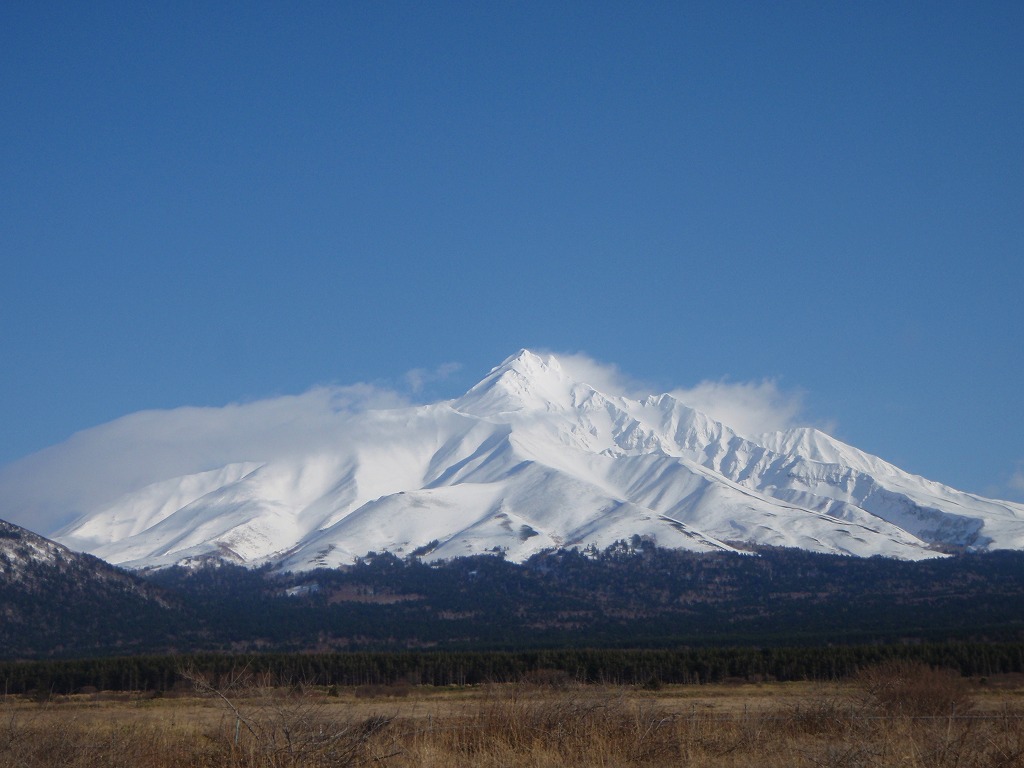 まだまだ白い利尻山。雪崩に注意！！ | 北海道地方環境事務所