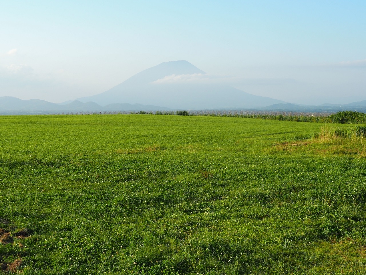 かすむ羊蹄山