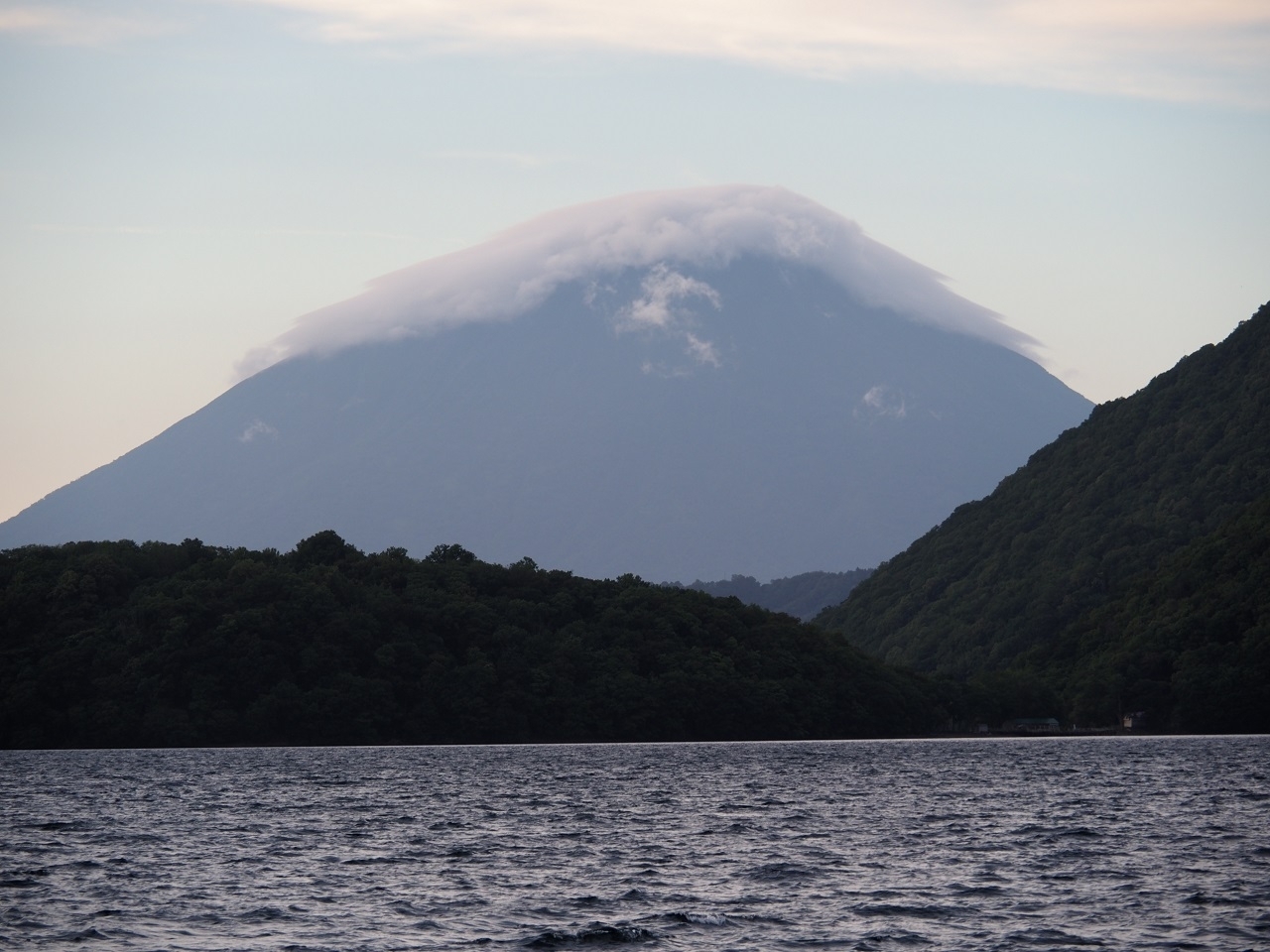 雲の帽子をかぶる羊蹄山