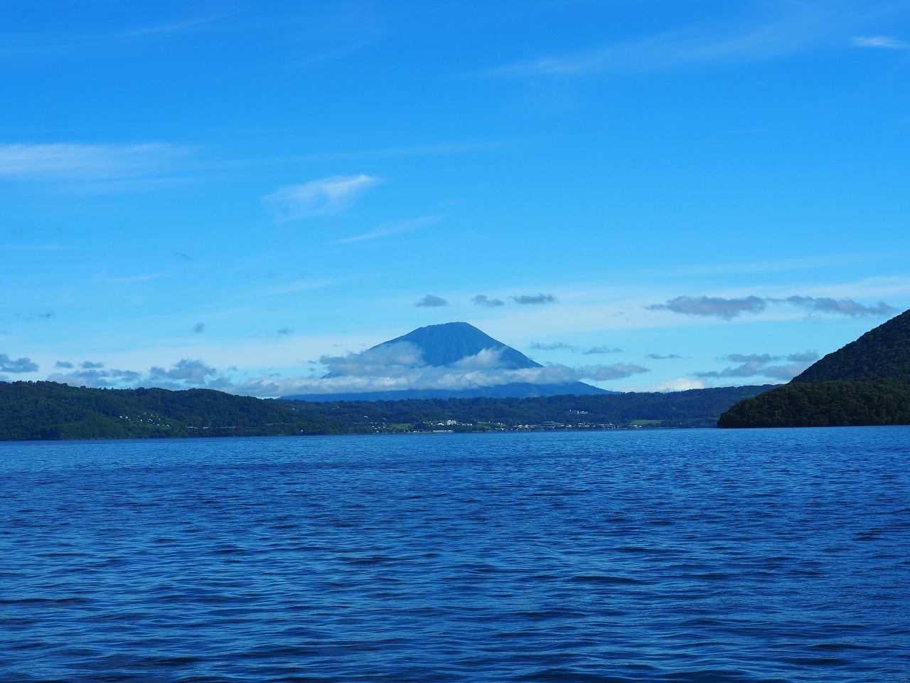 洞爺湖から見た羊蹄山