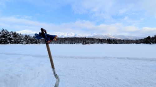 道中から眺められる結氷した湖畔