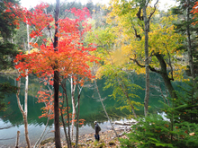 エメラルドグリーンのペンケトー湖面と紅葉