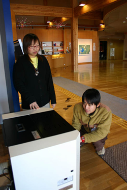 ペレットストーブ[3]（洞爺湖ビジターセンター内の様子）図